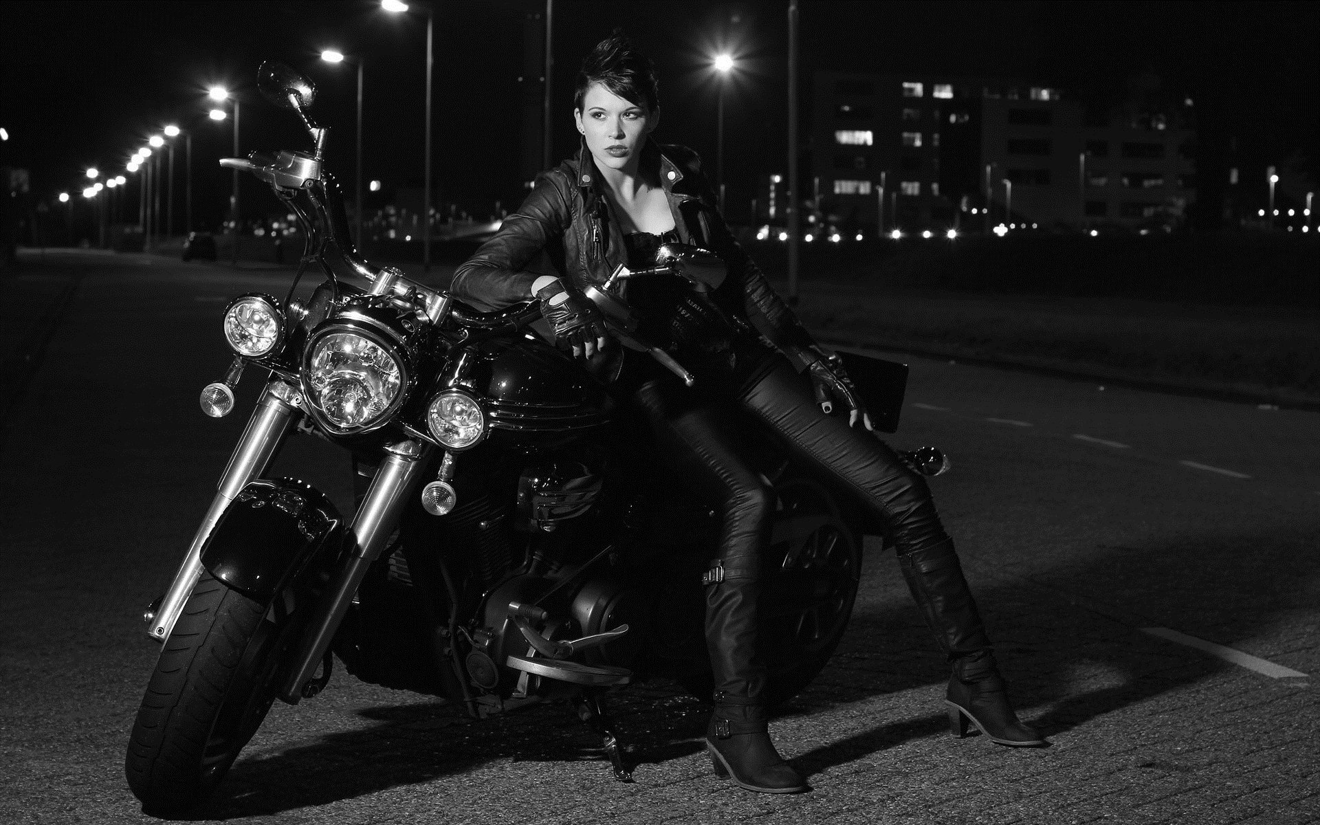 Photo Beautiful girls and motorcycles in Ottawa