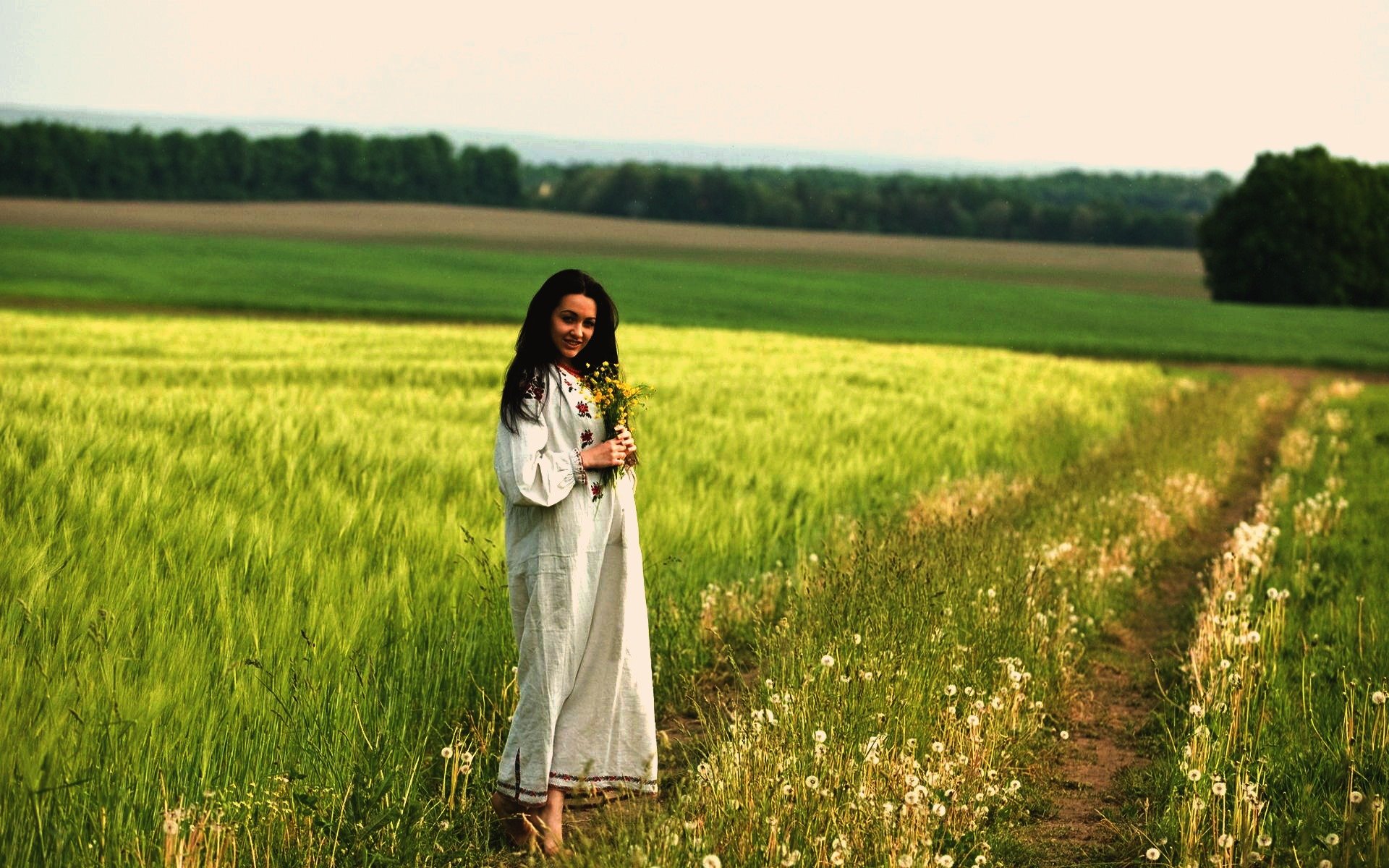 Women in Slavic costumes in Ottawa