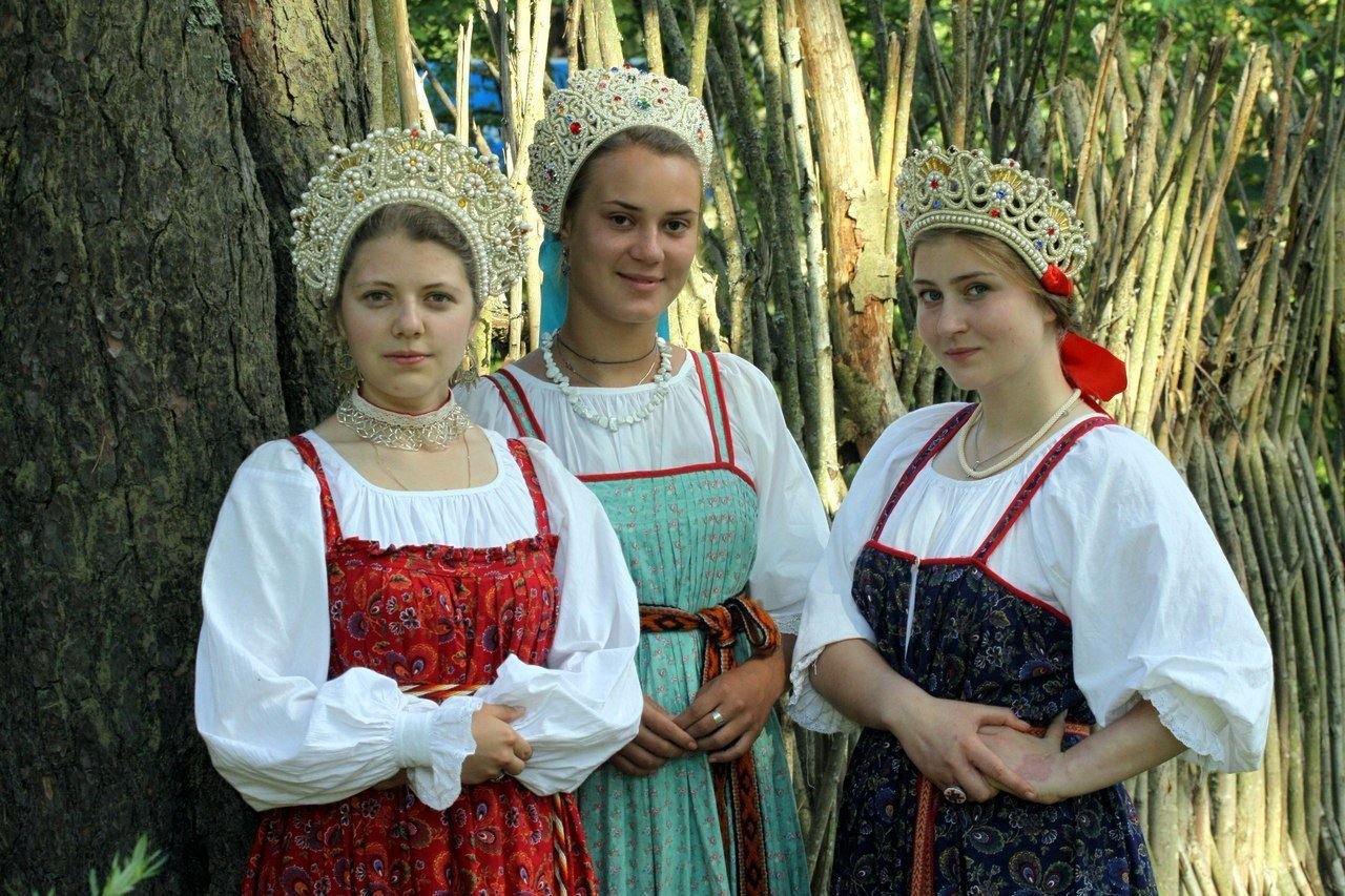 Sexy model Girls in Slavic costumes in Ottawa